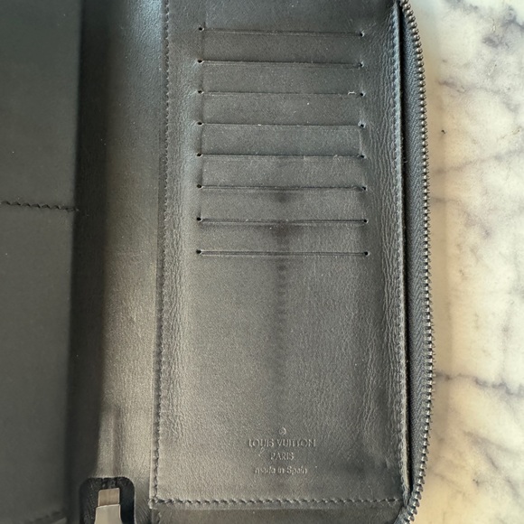 LOUIS VUITTON
Damier Graphite Zippy Vertical Wallet. Like new - Picture 6 of 9